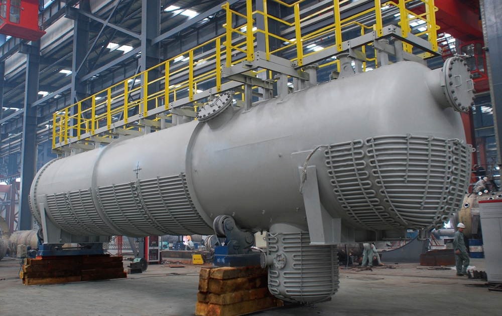 Storage tank with tracing tube